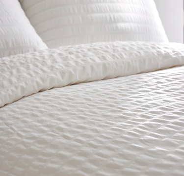 Relaxed Seersucker Duvet Set: King/Cal. King / White