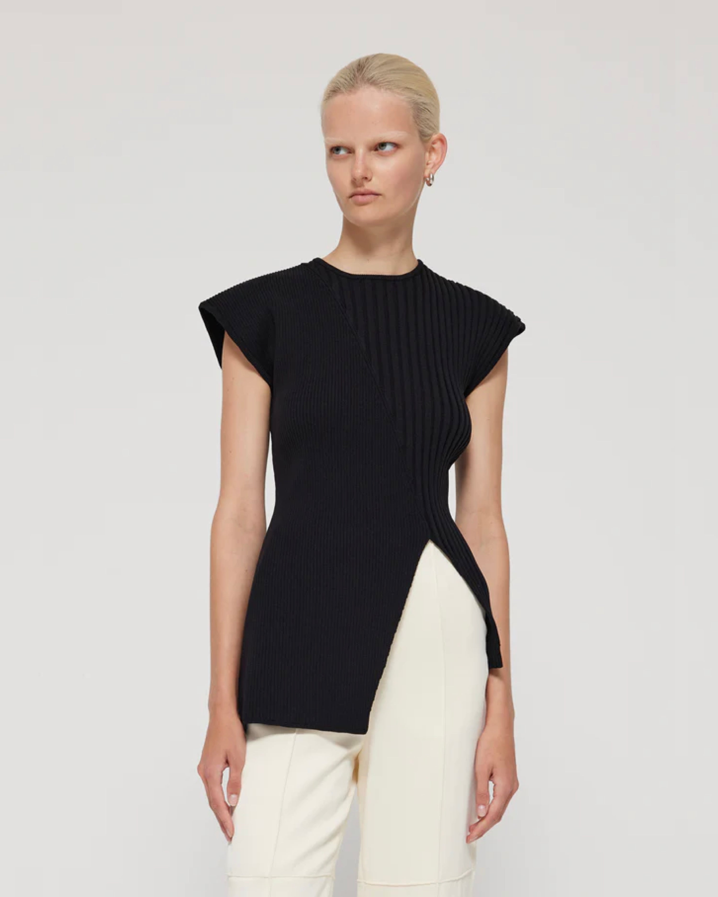ASYMMETRIC SLEEVELESS KNITTED TOP IN BLACK