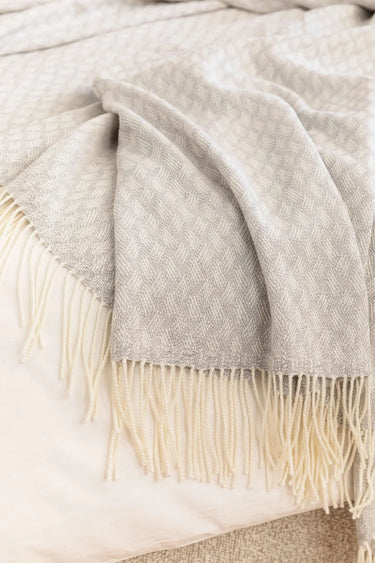 TRELLIS WEAVE BED THROW SILVER/WHITE